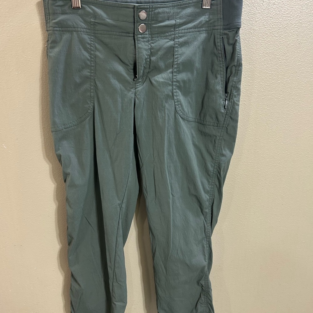 Athleta Sage Green Textured Pants Women’s Size 8.